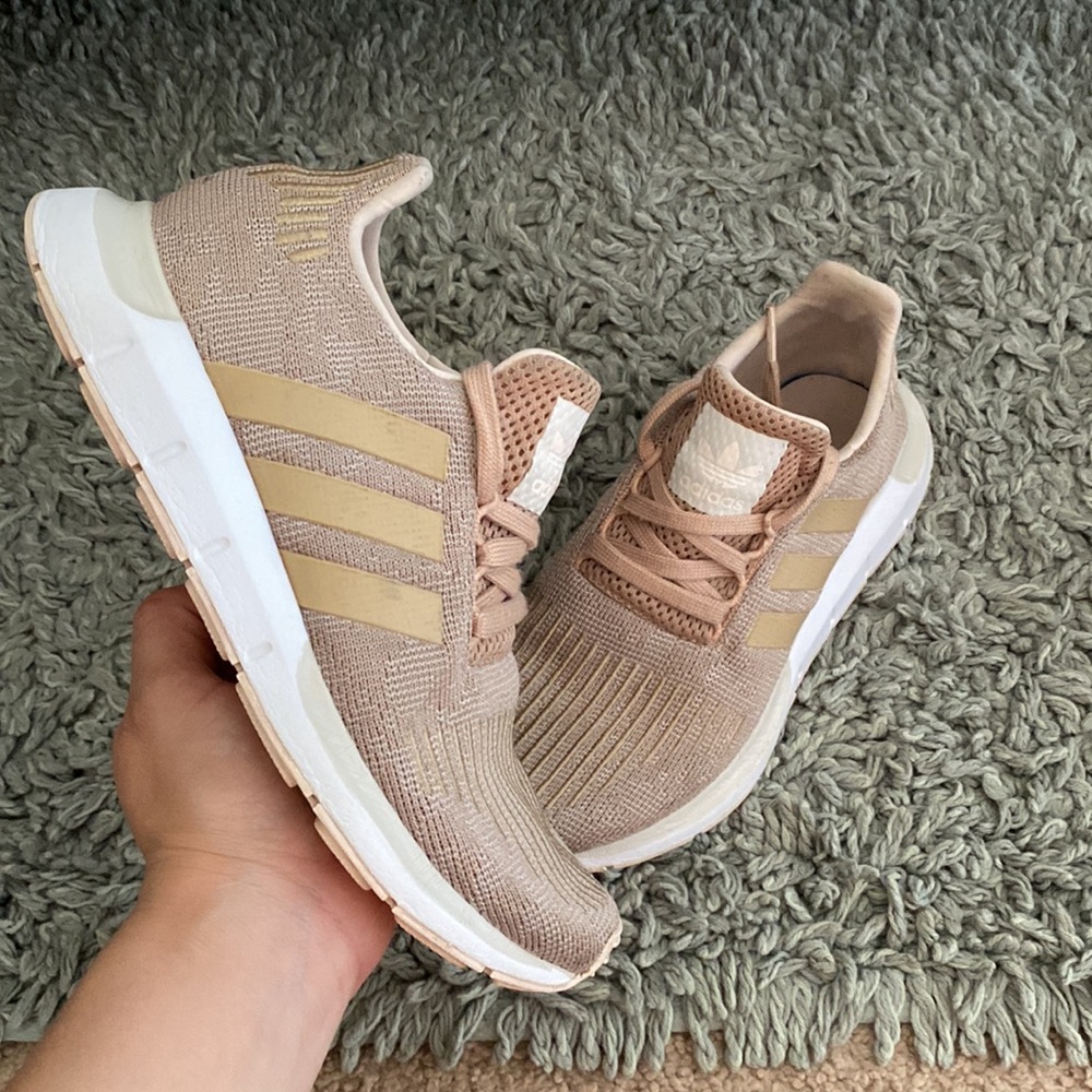 🤎🤍Adidas swift color nude running shoes 🤎🤍size 5.5